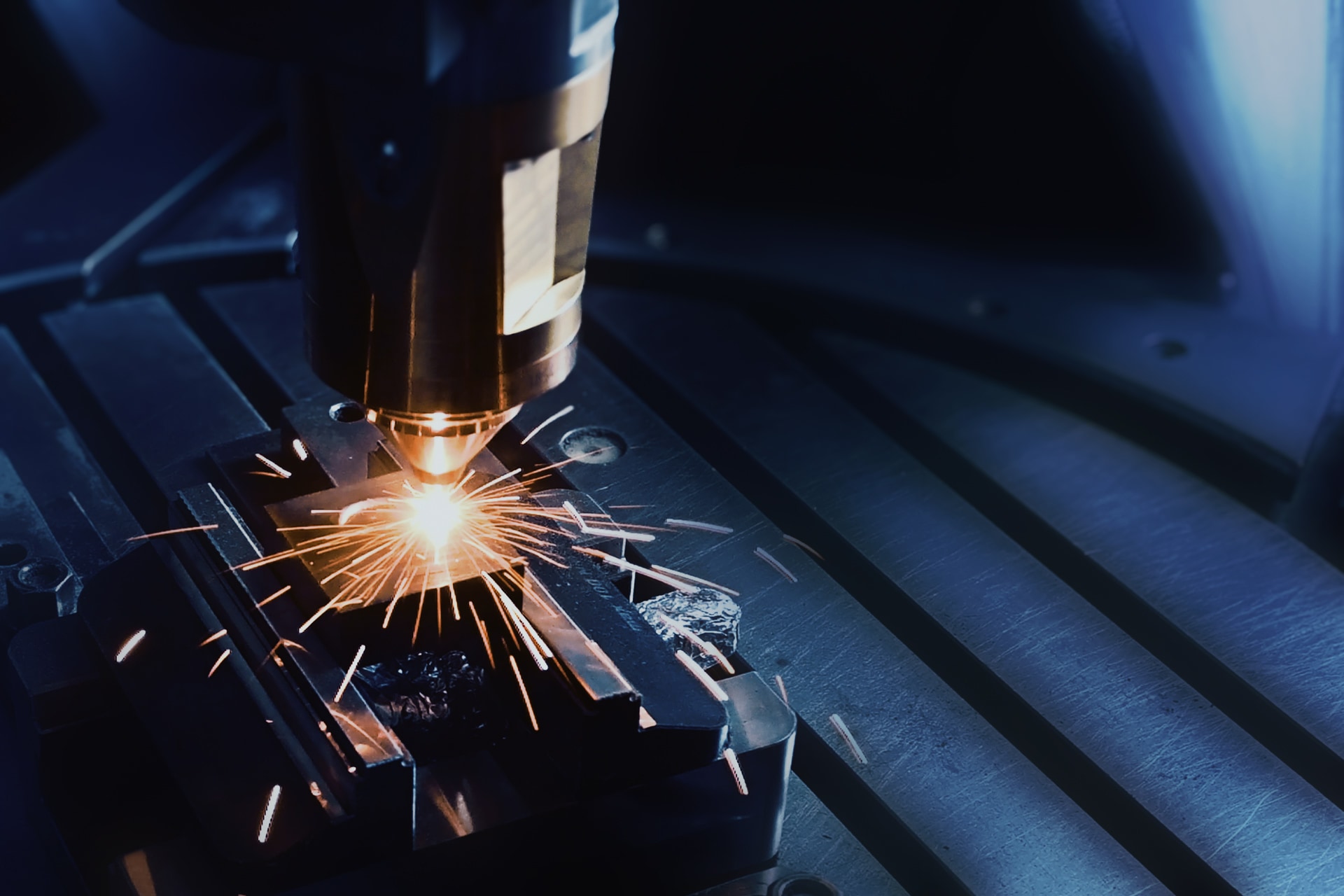 Laser Produktionsverfahren Pulverdüse - DED-Services GmbH