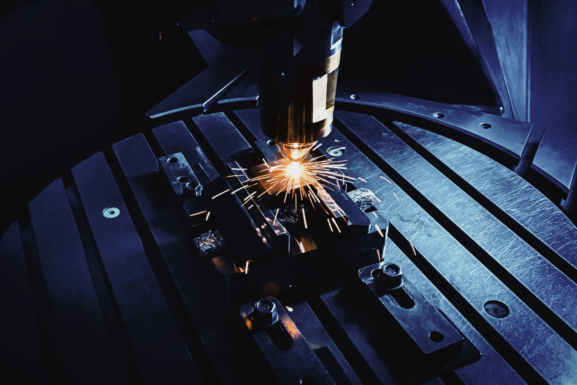 Laser Produktionsverfahren Pulverdüse - DED-Services GmbH